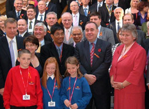 Dr Lwin centre with Wendy Alexander, Alex Salmond, Annabel Goldie and other MSPs on his visit in October 2007
