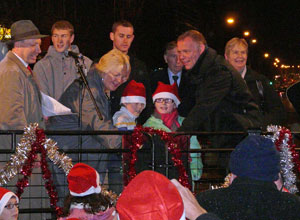 Margo Macdonald and John Hughes join two  Lorne Primary pupils in lighting the Leith Xmas tree