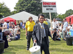 Shami Khan collecting donations for Pakistan  flood victims